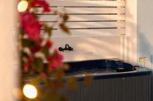 Victoria Luxury Suite - Private Jacuzzi & Terrace