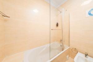 Private Room - AC - 3 Min to Arroios Metro