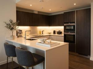 High Floor 2BR · Pool, Gym & Concierge · Battersea