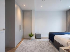 High Floor 2BR · Pool, Gym & Concierge · Battersea