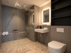 High Floor 2BR · Pool, Gym & Concierge · Battersea