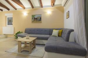 Family friendly house with a swimming pool Kastel Luksic, Kastela - 20513