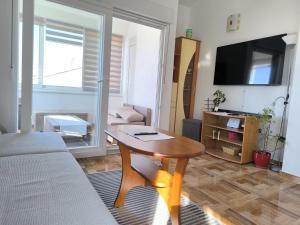 Apartments with parking space Primosten - 27870