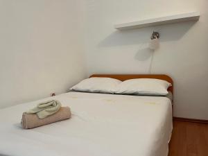 Apartments with parking space Primosten - 27870