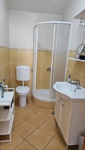 Apartments with parking space Primosten - 27875