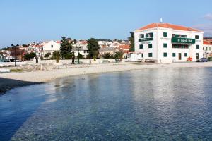 Apartments with parking space Primosten - 27879