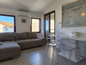 Apartments with parking space Primosten - 27879