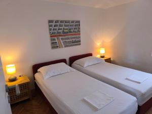 Apartments with parking space Primosten - 27879