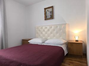 Apartments with parking space Primosten - 27881