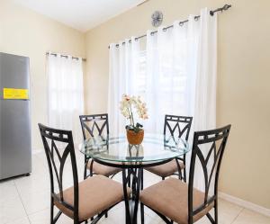 Runaway Bay Oasis 2 BDR 2 Gyms 2 Pools