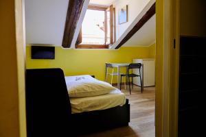 Simple apartment a stones throw from Porta Susa