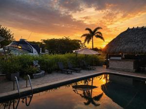 •Tiki Tiki Club• Heated pool-Hot Tub-Waterfront