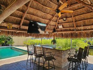•Tiki Tiki Club• Heated pool-Hot Tub-Waterfront
