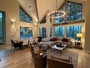 Luxury Ski In and Ski Out with Hot Tub and BBQ