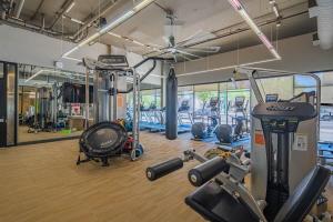 DT PHX Apt Balcony WD Gym Pool & Parking
