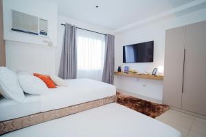 2 bedroom suite sleeps 8 in Central Bacolod