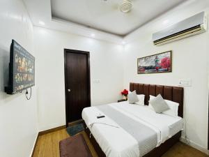 Hotel PP Tower - Near Ghaziabad Railway Station