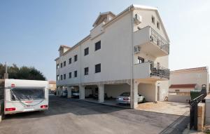 Amazing Apartment In Povljana With Wifi