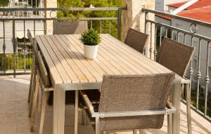 Amazing Apartment In Povljana With Wifi