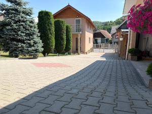 Lucatonys Guesthouse