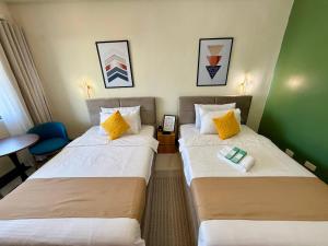 Andy Suites Classic Luxury Overlooking City