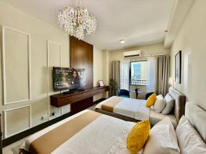 Andy Suites Classic Luxury Overlooking City