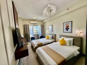 Andy Suites Classic Luxury Overlooking City