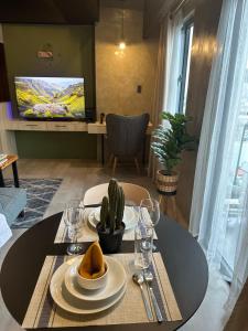 QLED 55 inch TV, 220 Mbps, Coffee Pods, King Bed 3 mins walking distance to LRT 2 station, 10 mins drive to Robinson Magnolia Mall