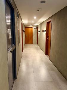 QLED 55 inch TV, 220 Mbps, Coffee Pods, King Bed 3 mins walking distance to LRT 2 station, 10 mins drive to Robinson Magnolia Mall