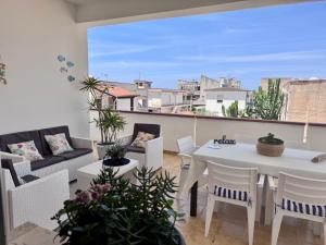 3 min Walk to Beach 3BR Apartment with Terrace AC & Parking