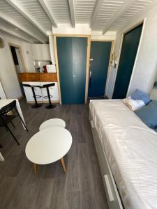 Bright, apartment type T1 bis - Right in the center of La Rochelle