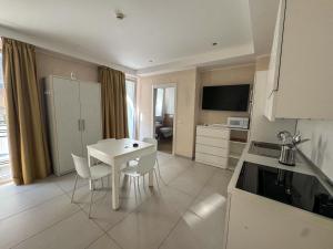 White Suite & Apartments