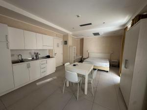 White Suite & Apartments