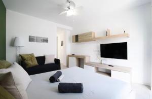 Charming apartment in a building with a pool and terrace