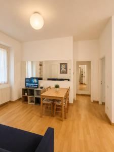 Central and Quite Flat with 2BDR, 2Bath, Self Checkin connected to Linate and Duomo in 5 mins