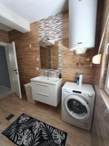 Ilino Pool haus