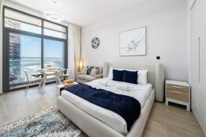 Spacious Studio with Balcony Pool Gym