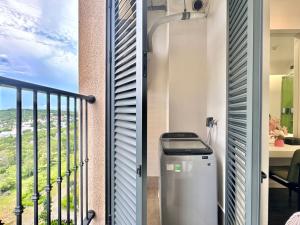 Hillside Sunset Apartment