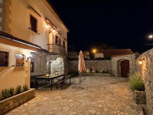 Dela Cassa Stone House