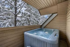 Luxury 3-Bed Whistler Village - Private Hot Tub