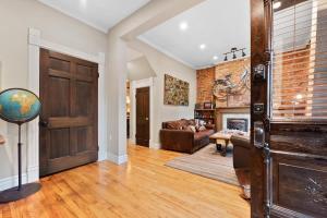 The Whittier Wonder, Artful and Dog Friendly