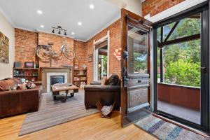 The Whittier Wonder, Artful and Dog Friendly