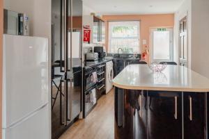 Charming Victorian Terrace near City with Free Parking