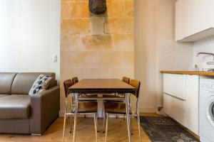 Appartement quartier St Michel climatisé près des quais avec parking