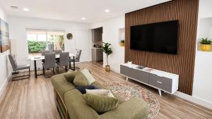 Modern Chic 2BR Retreat in Design District & Wynwood