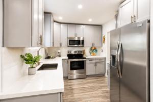 Modern Chic 2BR Retreat in Design District & Wynwood