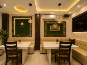 Hotel The Best Family Rooms- Near Taj - Fully AC - Hygiene Rooms - Affordable Stay