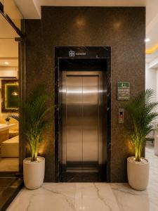 Hotel The Best Family Rooms- Near Taj - Fully AC - Hygiene Rooms - Affordable Stay