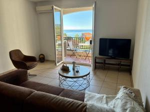 Appartement vue mer au calme en centre village