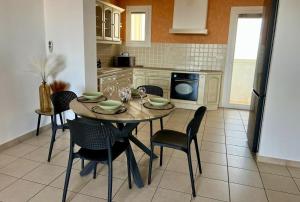 Appartement vue mer au calme en centre village